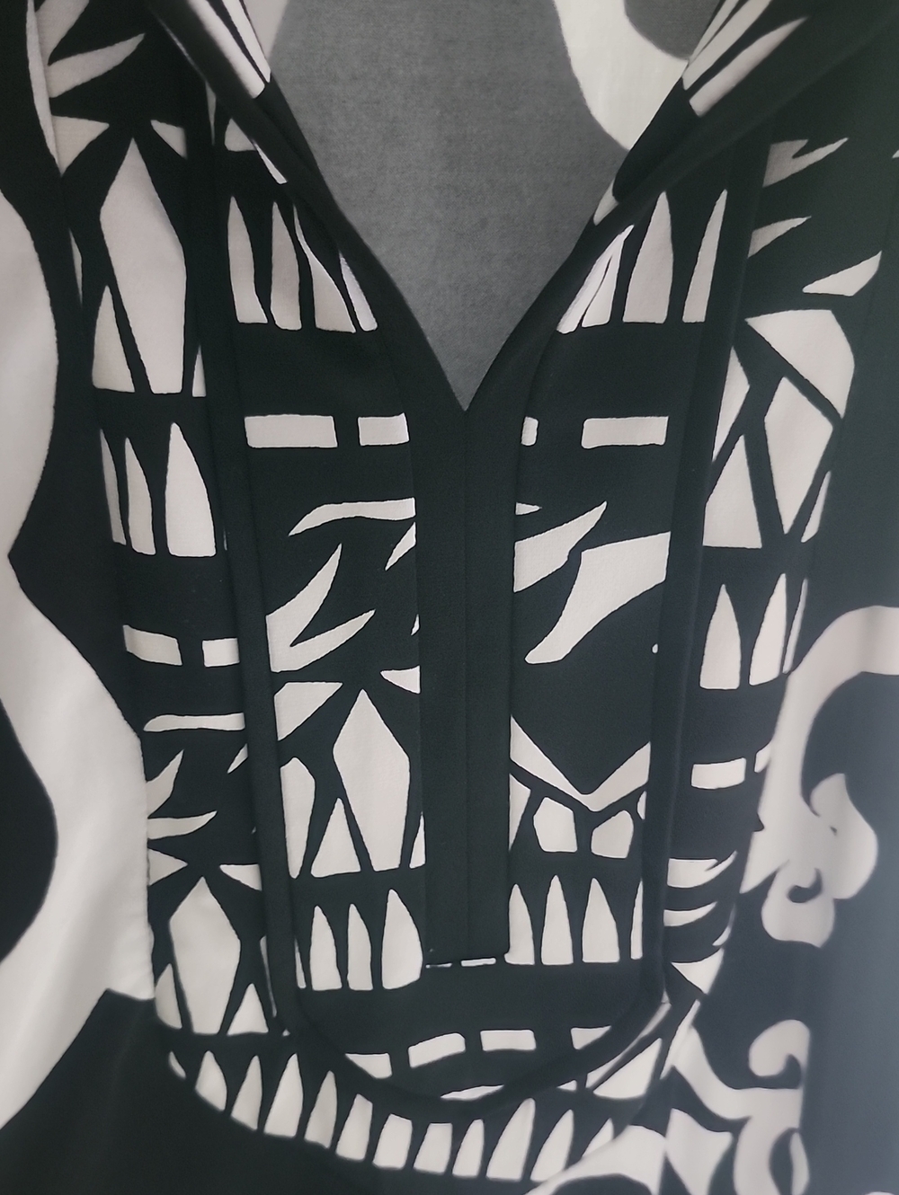 White House Black Market Black & White Swirl V-Neck Tunic Size Small - Picture 4 of 16